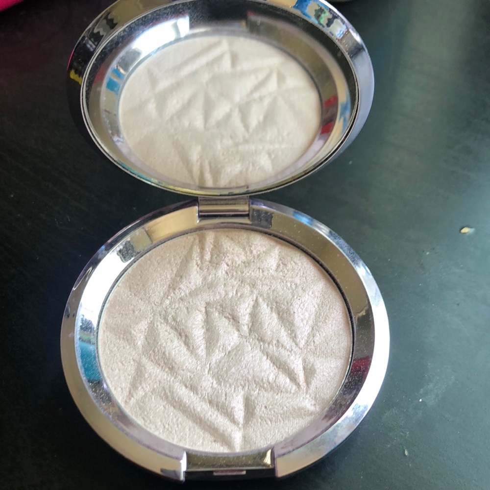 Becca highlighter in prismatic amethyst